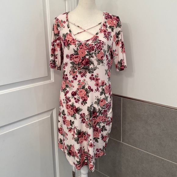 Bobbie Brooks Dresses & Skirts - ❤️3/$30 Bobbie Brooks Floral Dress